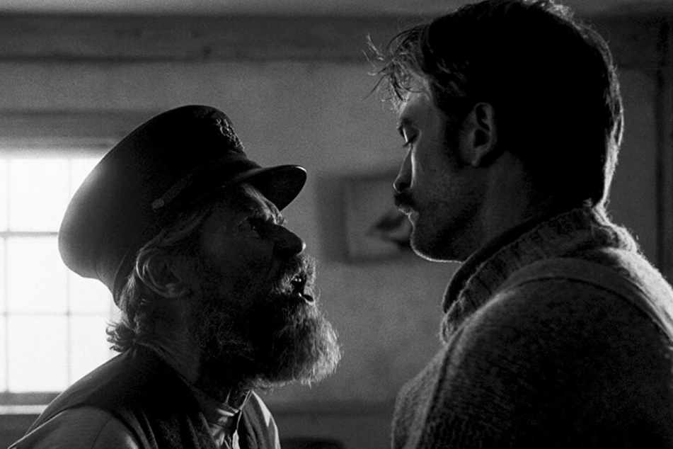 Thomas Wake (l., Willem Dafoe) übernimmt sofort die Rolle des Chefs und weist Ephraim Winslow (Robert Pattinson) unwirsch in die Schranken.