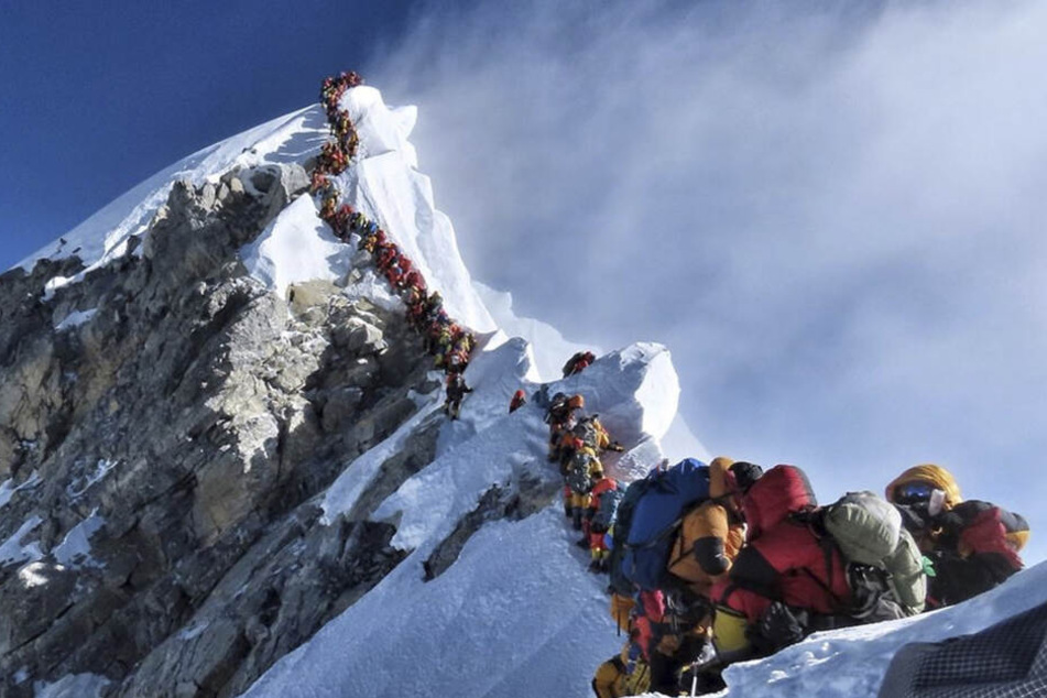 Durch lange Warteschlangen auf dem Mount Everest starben dieses Jahr schon elf Menschen. Insgesamt über 300.