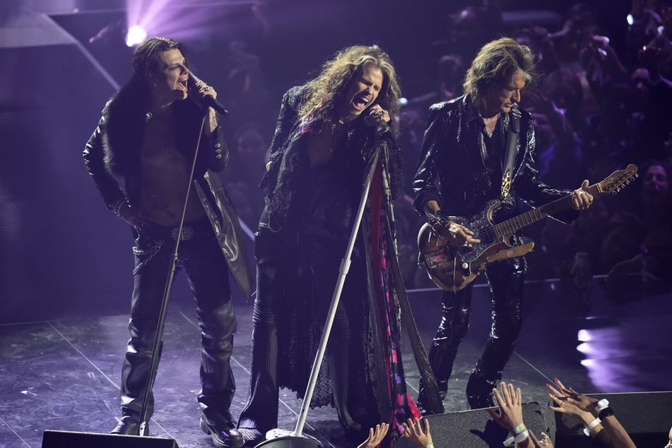 Yungblud (28, l.-r.), Steven Tyler (77) en Joe Perry (74) spelen een eerbetoon aan Ozzy Osbourne (†76).