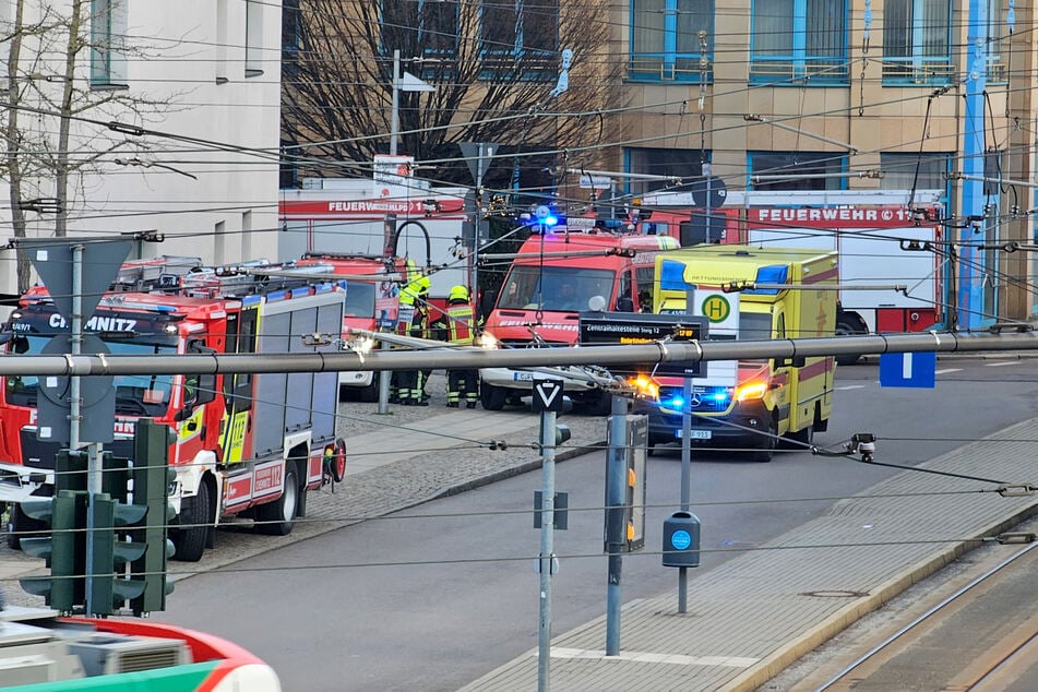 Feuerwehr und Rettungsdienst am Tietz in Chemnitz: Eine stark riechende Flüssigkeit führte offenbar zum Großeinsatz.