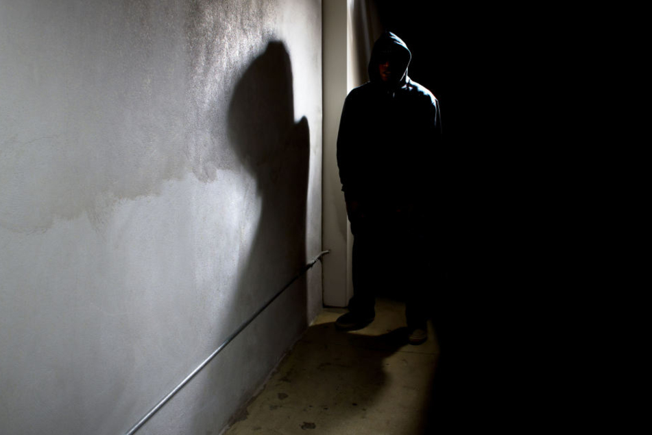 Der 27-jährige Stalker hatte der Frau immer wieder aufgelauert. (Symbolbild)