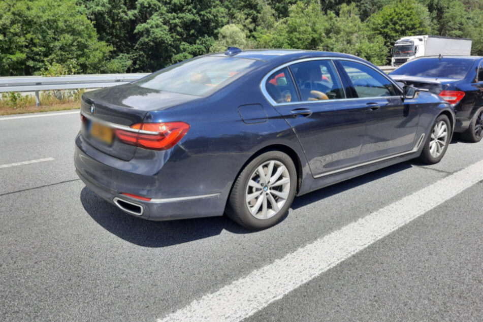 Die geklaute BMW-Limousine. Davor der schwarze Mercedes, in den der mutmaßliche Autodieb fuhr.