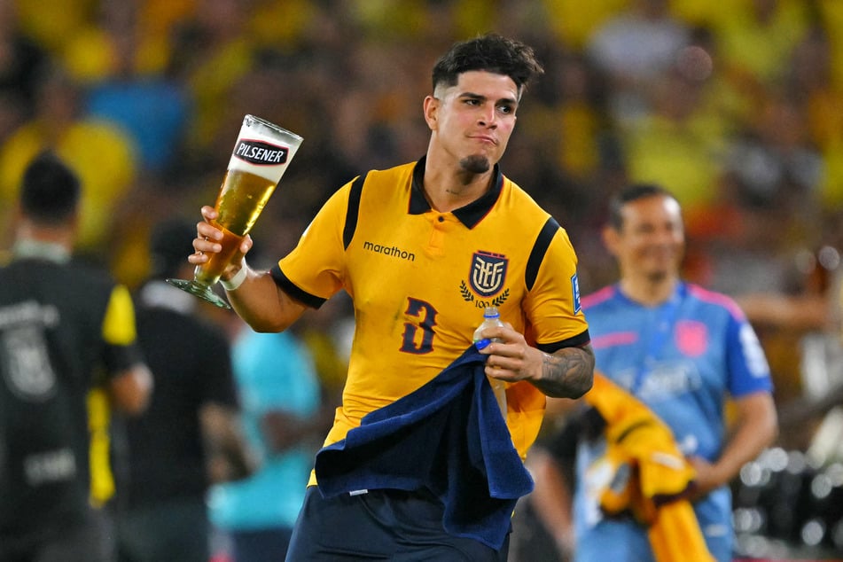 Piero Hincapié (22) macht es vor: Die ecuadorianischen Fans können in ihr Bier zur WM billiger schmecken lassen.