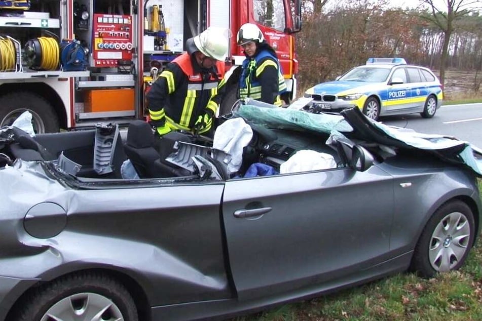 Die Feuerwehr konnte den Mann nur noch Tod aus seinem Auto bergen.