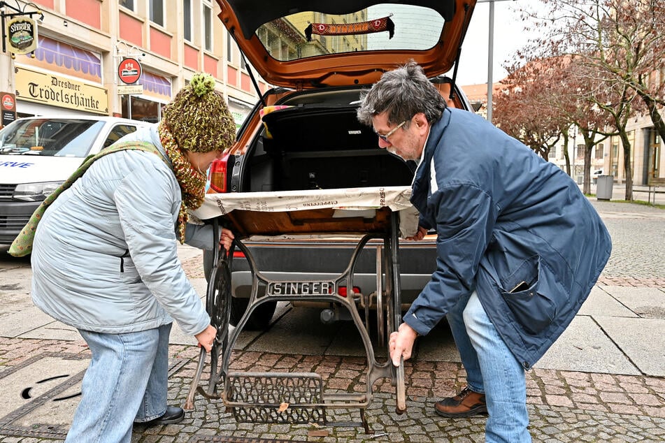 Conny (62) und Michael Burkhard (66) wuchten das Nähmaschinengestell ins Auto.