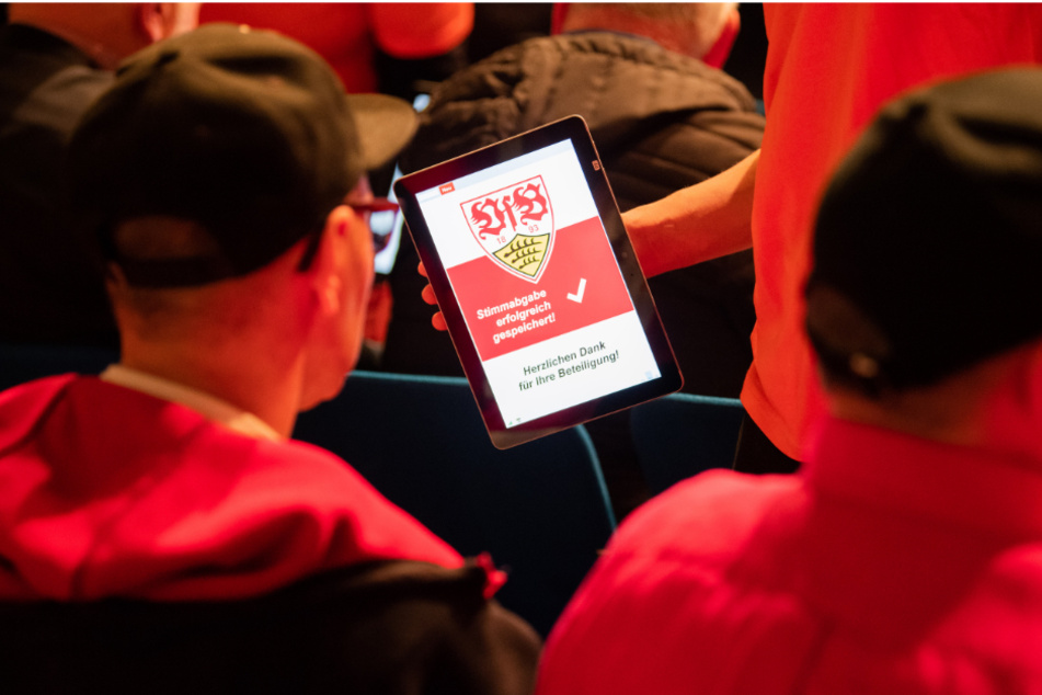 Im Dezember 2019 funktionierte dann die Technik: Die Mitglieder stimmen bei der Außerordentlichen Mitgliederversammlung des VfB Stuttgart in der Hanns-Martin-Schleyer-Halle mit einem Tablet ab.