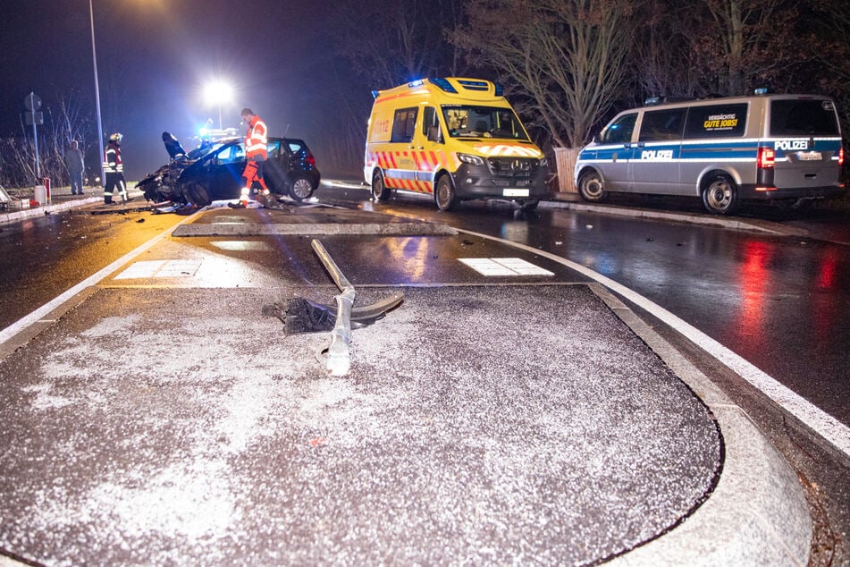 Der Fahrer (74) übersah die Verkehrsinsel und überfuhr zwei Verkehrsschilder.