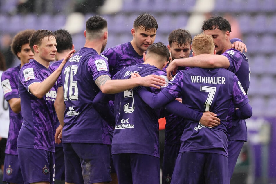 Erik Weinhauer (2.v.r.) traf für Aue zum 1:1-Ausgleich.