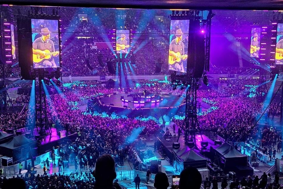 Acht riesige Säulen mit Lautsprechern, Scheinwerfern und LED-Bildschirmen umgaben die runde Center-Stage in der Mitte der Arena.