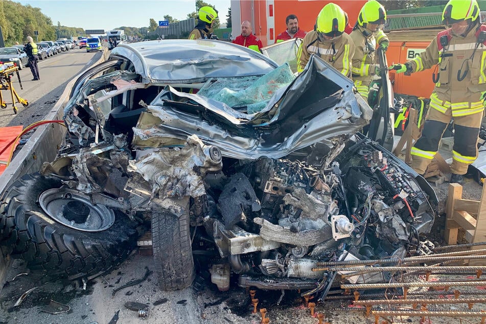 Unfall A2: Vollsperrung auf A2: Auto knallt in Baumaschine