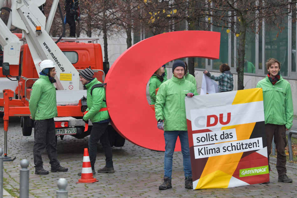Greenpeace setzt ein Zeichen für besseren Klimaschutz und klaut der CDU das "C" aus dem Konrad-Adenauer-Haus in Berlin.