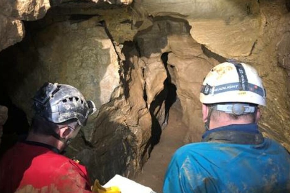 Zwei Forscher erkunden das mehrere Millionen Jahre alte Höhlensystem "Windloch".