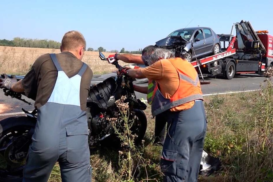 Bei einem schweren Unfall auf der L52 wurden am Samstag ein Motorrad- und ein Autofahrer schwer verletzt.