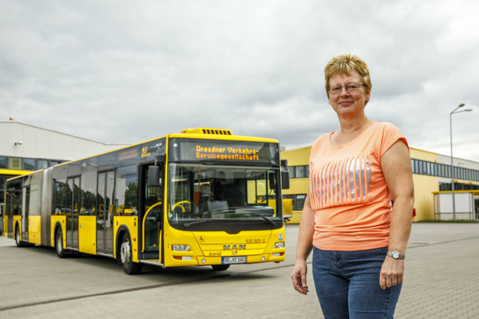 Ein Bus, der meinen Namen trägt....Astrid Ladweg (56) von der Verkehrsservicegesellschaft (DVS) zeigt stolz "ihren" Riesen.