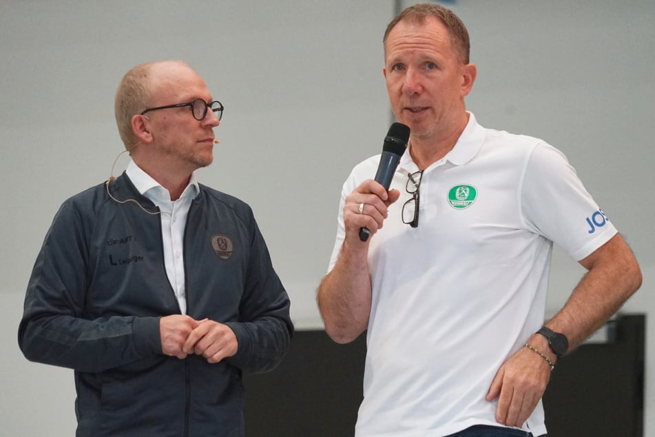 "Das hat wehgetan, richtig wehgetan", sagte Leipzigs Cheftrainer Frank Carstens (54, r.) zum Pokal-Aus.