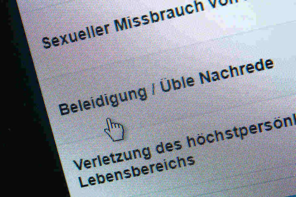 Beleidigungen im Netz sollen in Bayern künftig mit Gefängnis bestraft werden können.