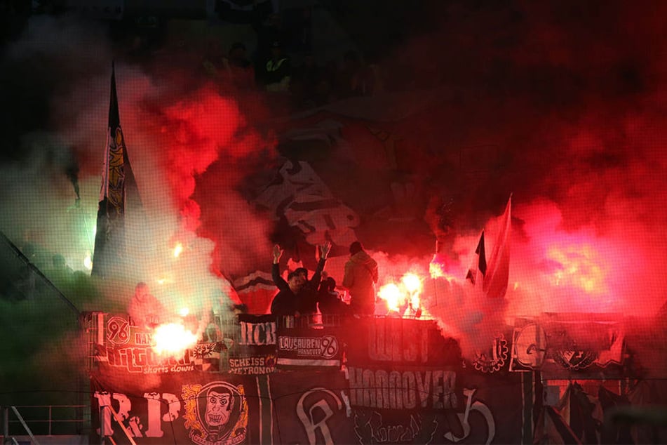 Nicht nur der Schiedsrichter, auch die Hannover-Fans sorgten für Kopf schütteln: Ihr Abfackeln von Pyrotechnik sorgte für eine mehrminütige Spielunterbrechung.