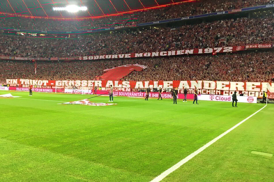 Bereits im ersten Heimspiel der neuen Bundesliga-Saison 2025/26 hatte der Bayern-Anhang die Trikot-Choreografie präsentiert. (Archivbild)