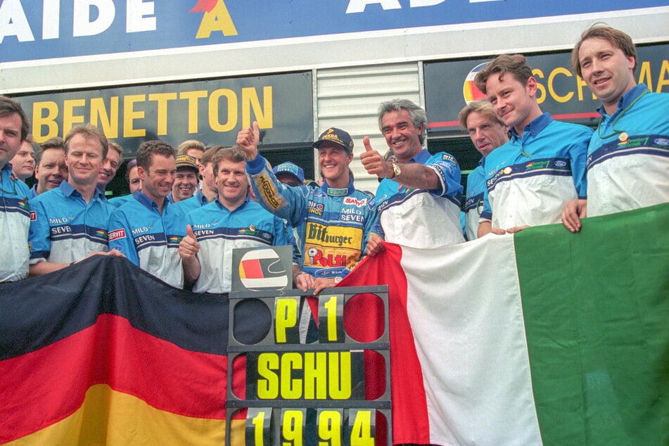 Michael Schumacher jubelt mit seinem Benetton-Team über den WM-Titel.