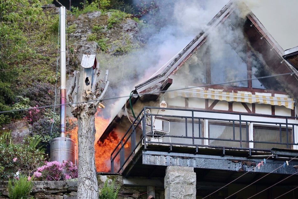 Flammen schießen aus dem Gartenhaus in Aue-Bad Schlema (Erzgebirge)!