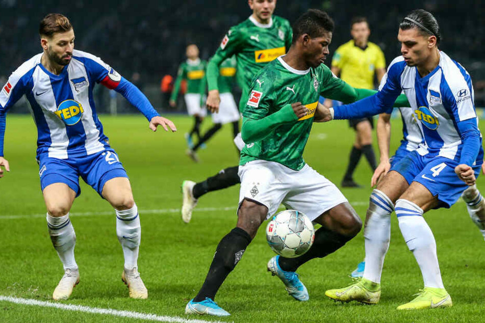 Marvin Plattenhardt (l) und Karim Rekik (r) im Kampf um den Ball mit Gladbachs Breel Embolo.