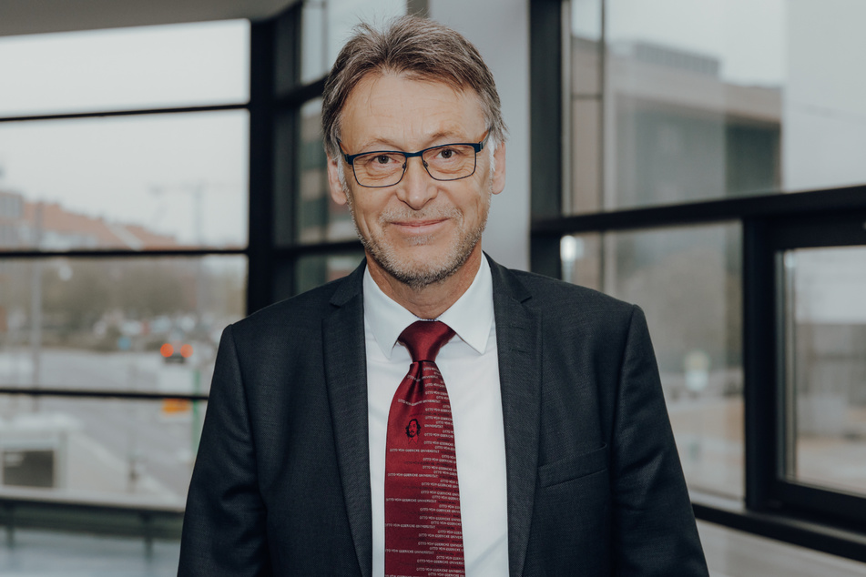 Jens Strackeljan (60), Rektor der Otto-von-Guericke-Universität Magdeburg, benötigt zusätzliche finanzielle Unterstützung, um die Uni für die Intel-Ansiedlung startklar zu machen.