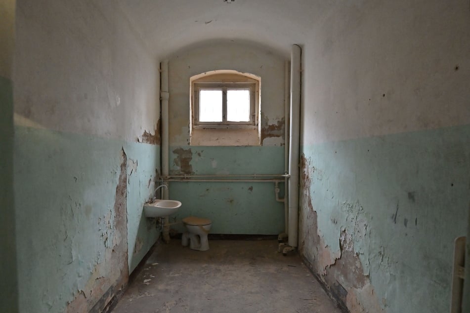 Eine Zelle im Horror-Gefängnis der DDR. Ein kleines Fenster, eine Toilette, ein Waschbecken und nur wenige Quadratmeter groß.