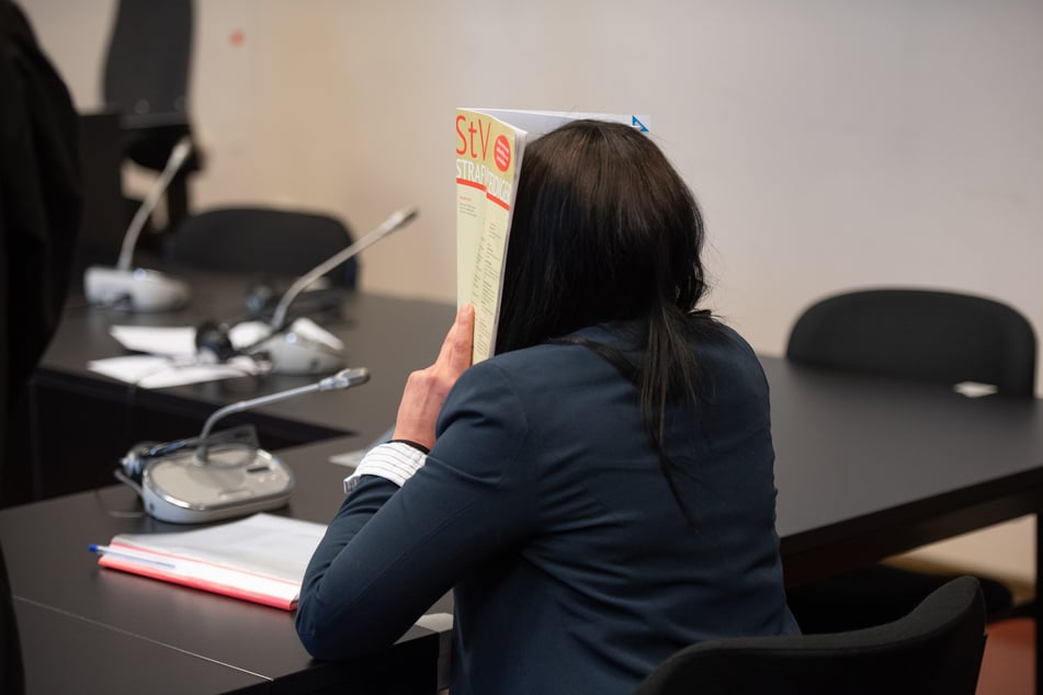 Die Witwe des Berliner Rappers und späteren IS-Mitglieds Denis Cuspert sitzt in einem Gerichtssaal im Landgericht. Sie ist wegen der Beihilfe zur Versklavung von zwei Frauen angeklagt. (Archivfoto)