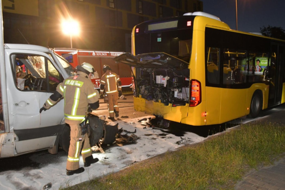Der Bus stand gerade an einer Haltestelle.