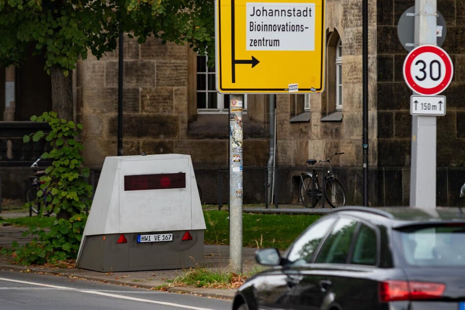Der Superblitzer steht kurz hinter dem Zone-30-Schild auf der Güntzstraße.