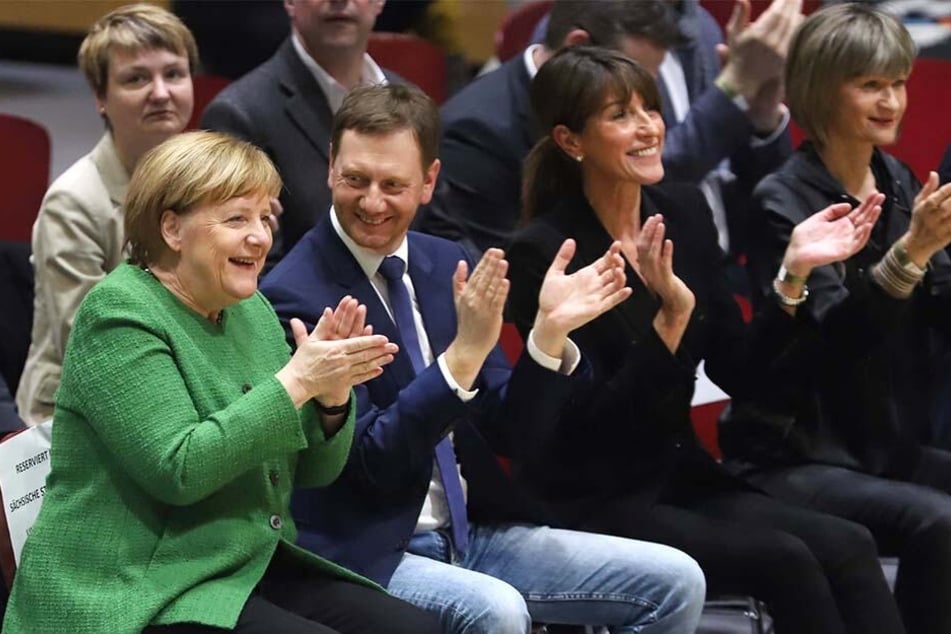 Bundeskanzlerin Angela Merkel (64, CDU) und Ministerpräsident Michael Kretschmer (43, CDU) hatten beim Spiel sichtlich Spaß.