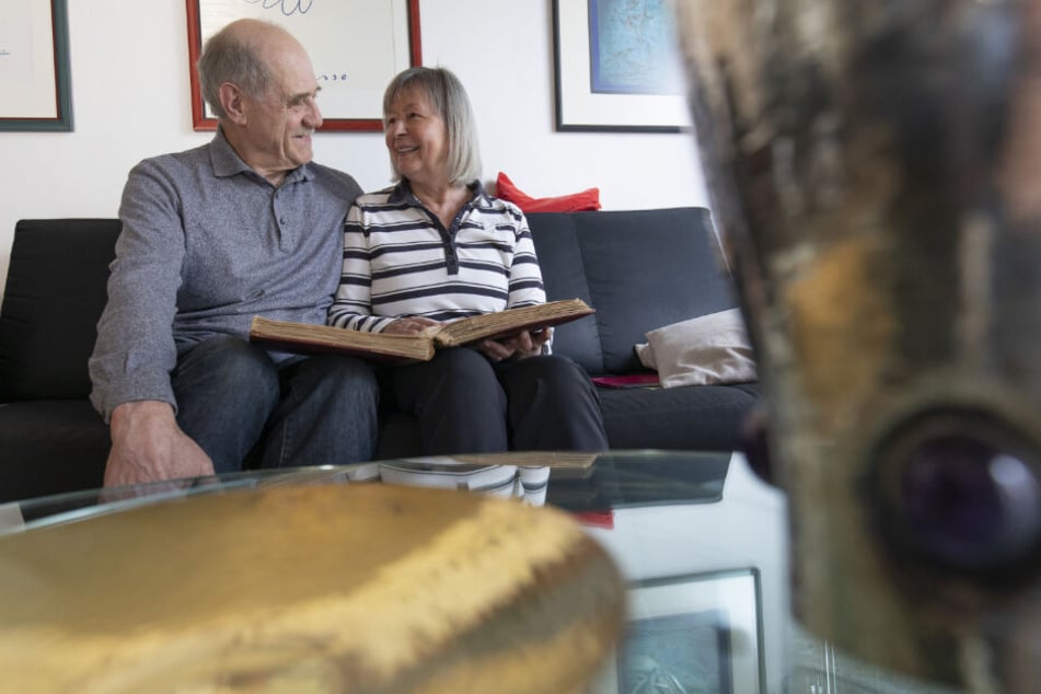 Das Paar in seinem Wohnzimmer in Bruchköbel.