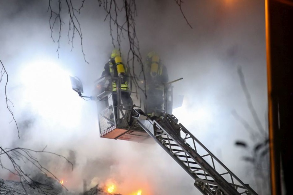 Die Feuerwehr war auch mit mehreren Drehleitern im Einsatz.