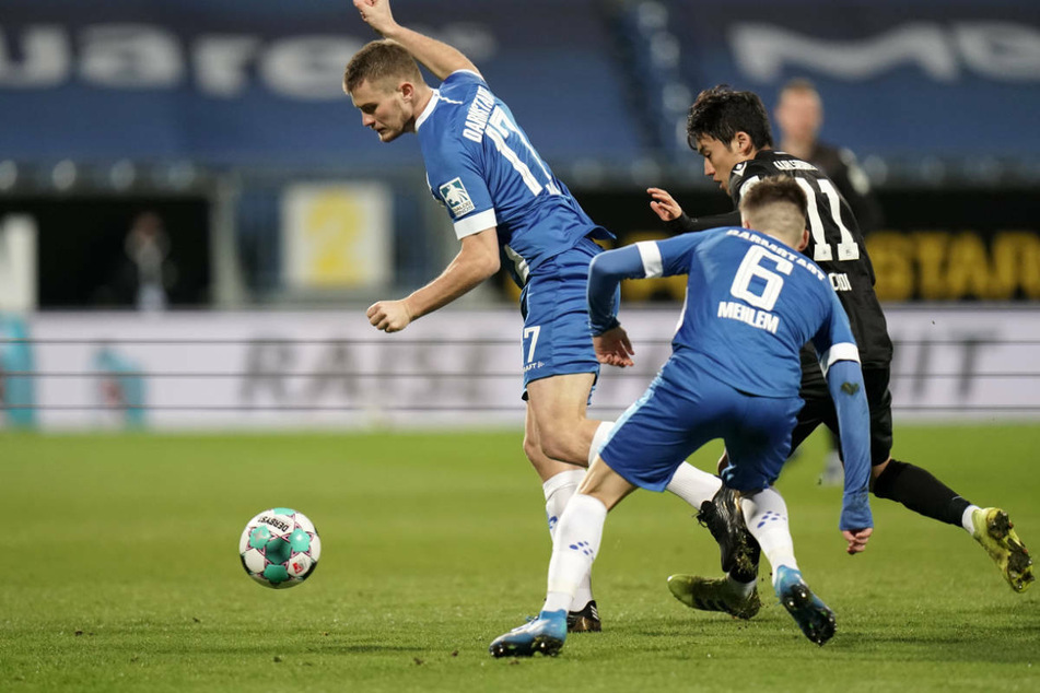 Darmstadts Lars Lukas Mai (l.) und Marvin Mehlem (r.) stoppen Karlsruhes Siegtorschützen Kyoung-Rok Choi.