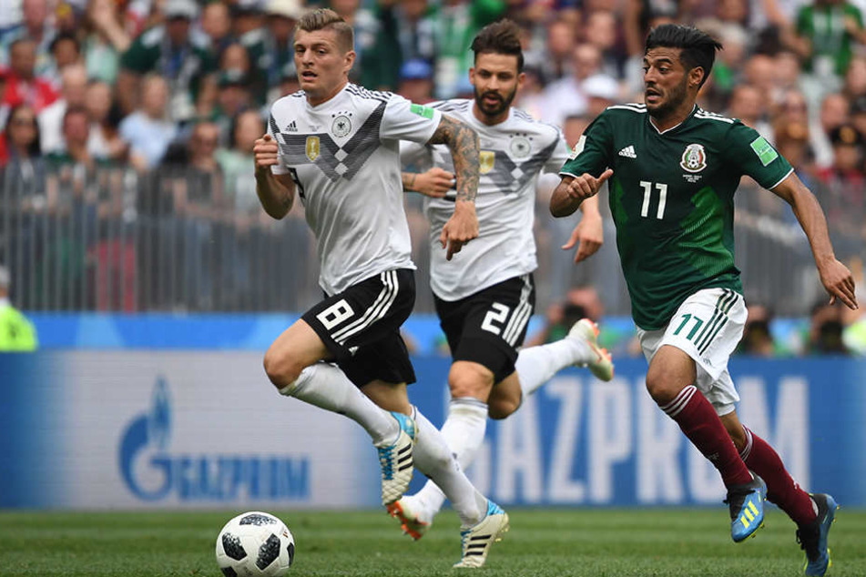 Deutschland läuft nur hinterhier. In diesem Fall verfolgen Toni Kroos (l.) und Marvin Plattenhardt (m.) Carlos Vela (r.).