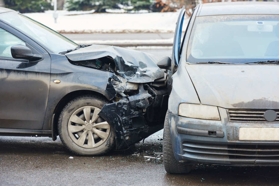 Beide Autos knallten zusammen und landeten im Straßengraben. (Symbolbild)