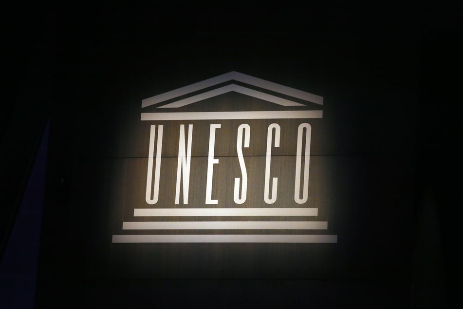 Ausgeschrieben bedeutet die Abkürzung UNESCO übrigens "United Nations Educational, Scientific and Cultural Organization" - zu Deutsch: "Organisation der Vereinten Nationen für Bildung, Wissenschaft und Kultur".