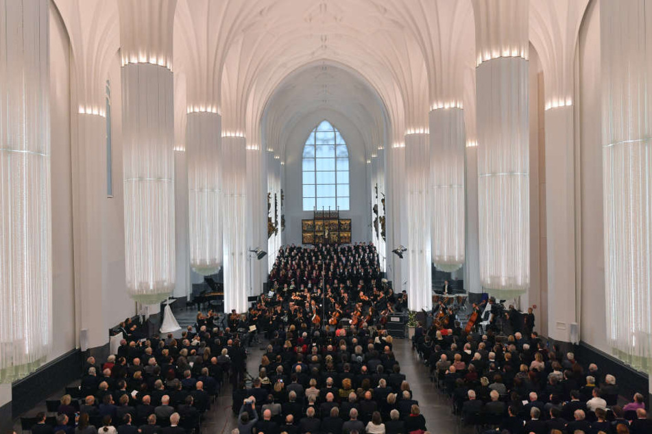 Blick in das Paulinum - die hängenden Glassäulen und das gotische Deckengewölbe verleihen dem Bau den Charakter einer Kathedrale.