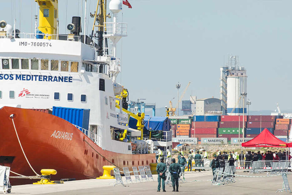 Das vor einer Woche von Italien und Malta abgewiesene Seenot-Rettungsschiff "Aquarius" ankert nach seiner Ankunft im Hafen. Ärzte in Schutzkleidung gehen auf das Schiff.