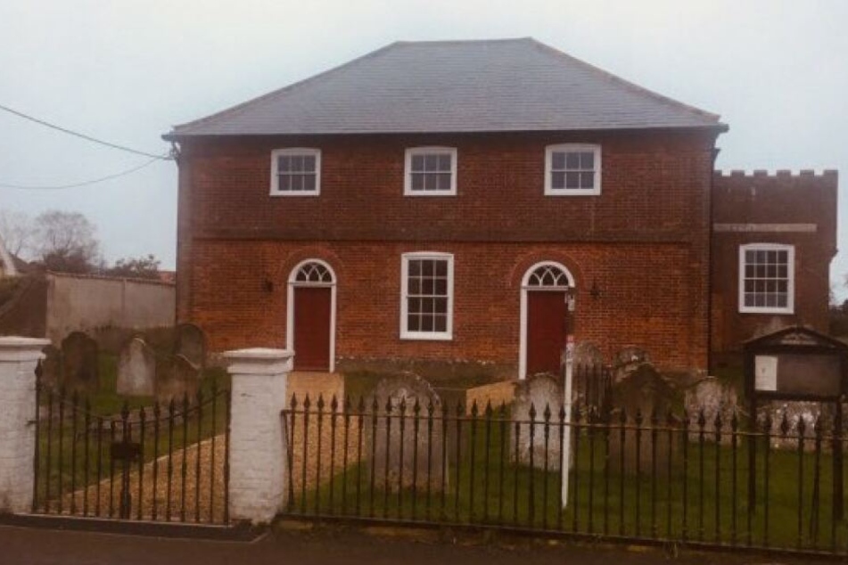 Das Haus in Norfolk hat einen Friedhof im Garten.