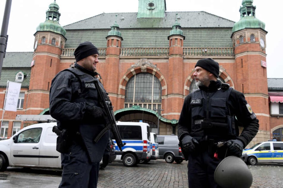 Polizisten stehen nach einer Bombendrohung vor dem Lübecker Hauptbahnhof.