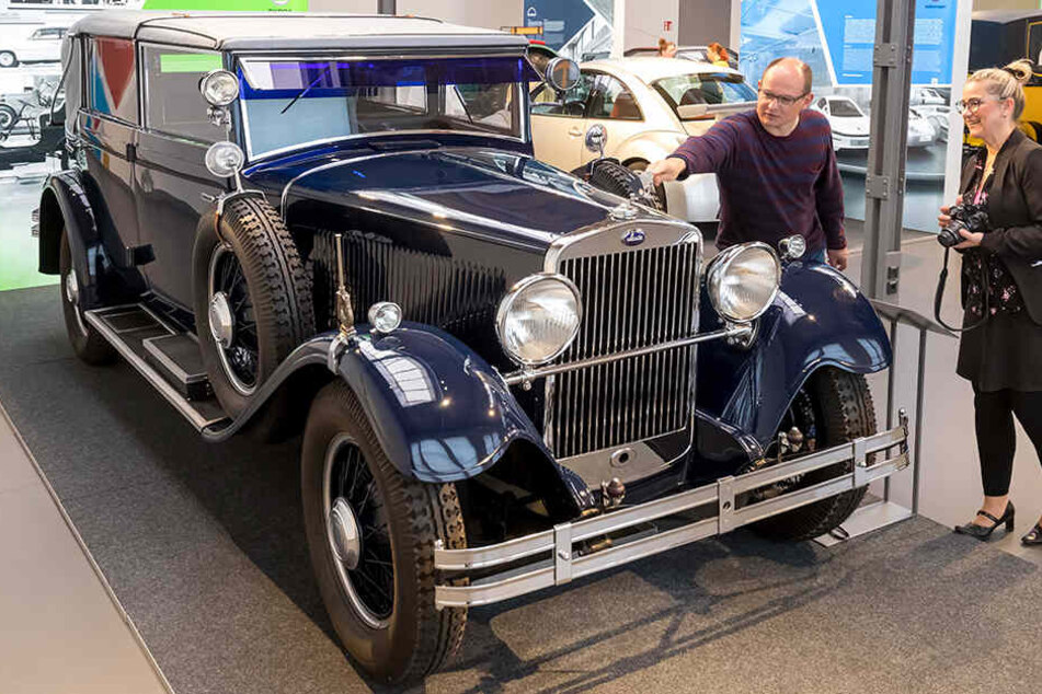 Leiter Thomas Stebich (45) und Mitarbeiterin Annett Lang (49) präsentieren einen Skoda 860 Cabriolet, Baujahr 1932, in der neuen Ausstellung im Horch-Museum.