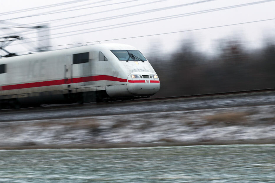 Jugendliche hatten einen Hocker auf die Gleise gelegt und müssen sich nun wegen Eingriff in den Bahnverkehr verantworten. (Symbolbild)