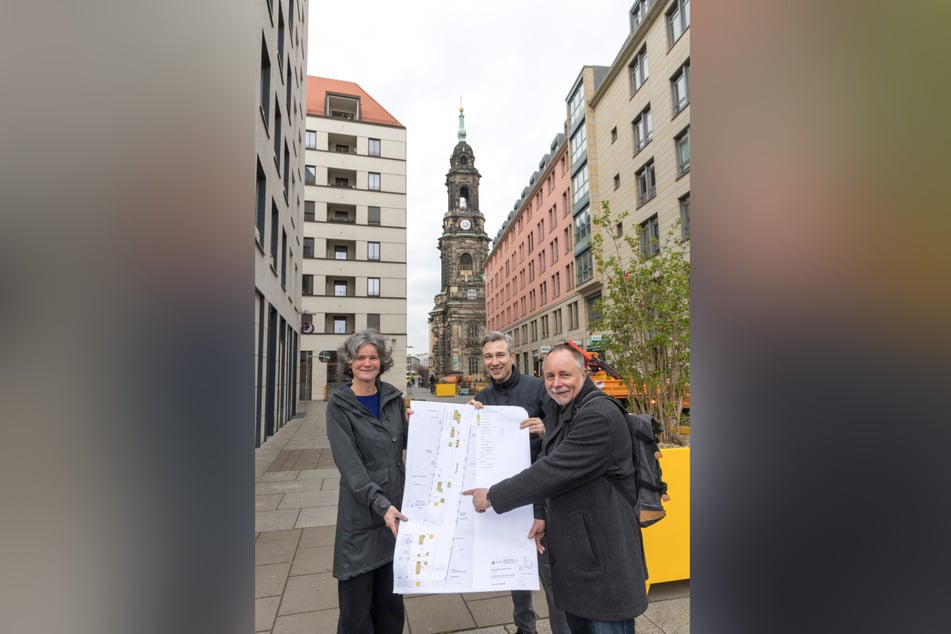 Stadtplanerin Stephanie Mau (55), Baubürgermeister Stephan Kühn (46) und Stadtbezirksamtsleiter André Barth (59) zeigen, wo die Kübel hinkommen.