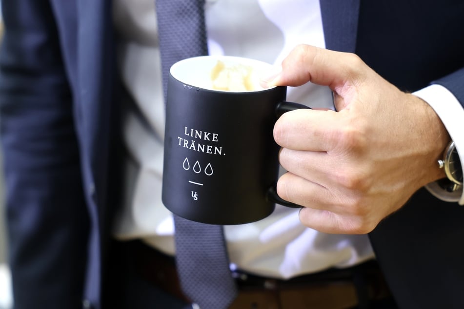 AfD-Co-Fraktionschef Ulrich Siegmund (35) mit einer "Linke Tränen"-Tasse.