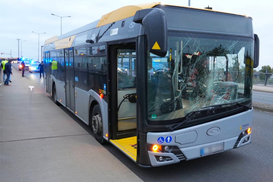 Schwerer Unfall auf B2 in Leipzig: Mann von Linienbus erfasst