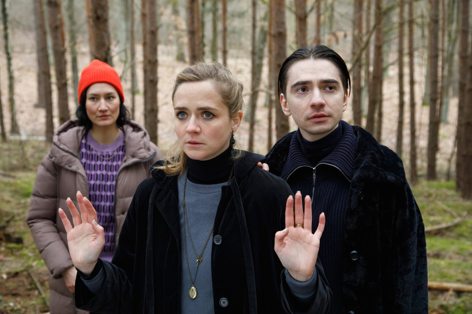 Kommissarin Pauline Hobrecht (l.) stellt zusammen mit ihren Kollegen die Geisterjäger Kate und Bo im Wald. Diese wollten Kontakt zum Toten aufnehmen.