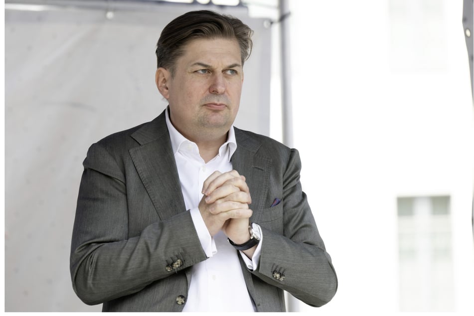 Er war Anwalt, Vermögensberater, CDU-Mitglied, wollte Dresdens Oberbürgermeister werden, kam nun über Brüssel nach Berlin: Maximilian Krahs (48, AfD) Weg an die Spitze der Macht war lang. Hatte er dabei Hilfe von Staatsfeinden?