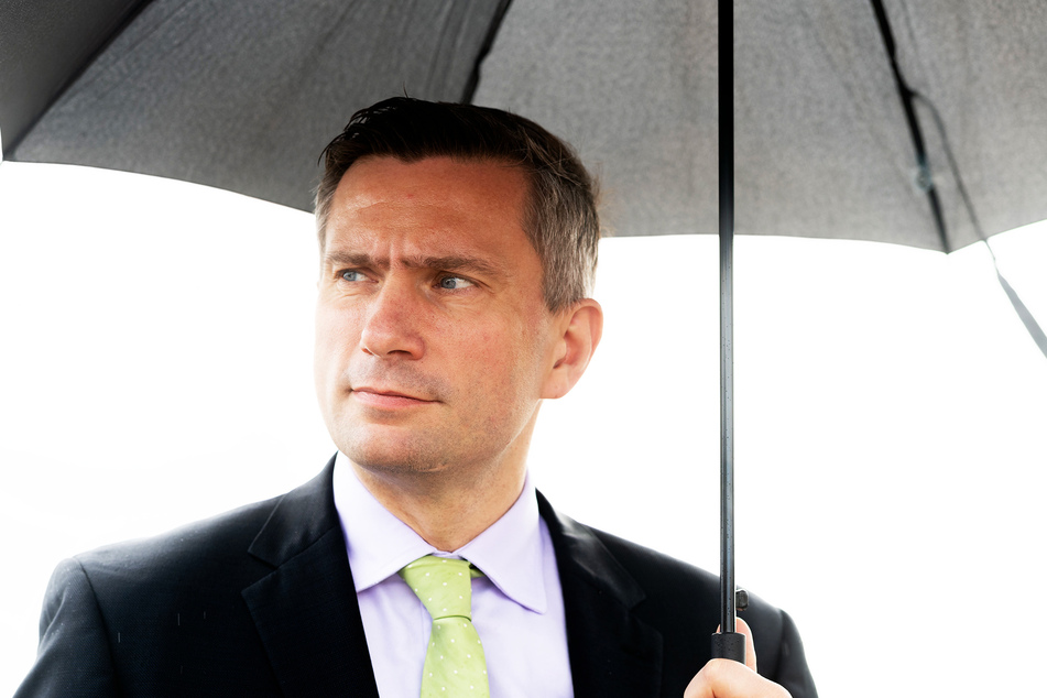 Vom Regen in die Traufe: Verkehrsminister Martin Dulig (46, SPD) muss das Bildungsticket wohl erneut verschieben. Auch bei der Landesverkehrsgesellschaft ist keine Lösung in Sicht.