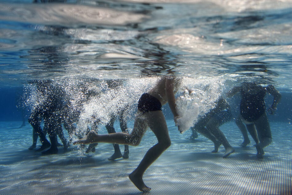 Frankfurt: Schreck-Moment im Freibad: Mann droht Kindergruppe sie "abzustechen"